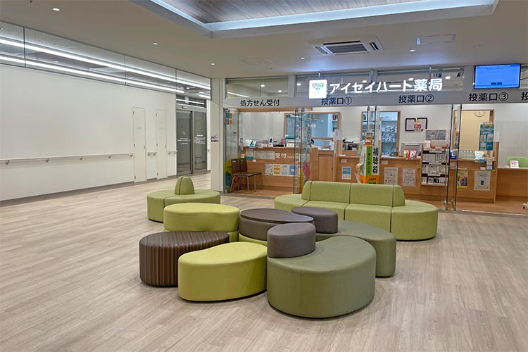 2階アイセイ薬局前のソファ